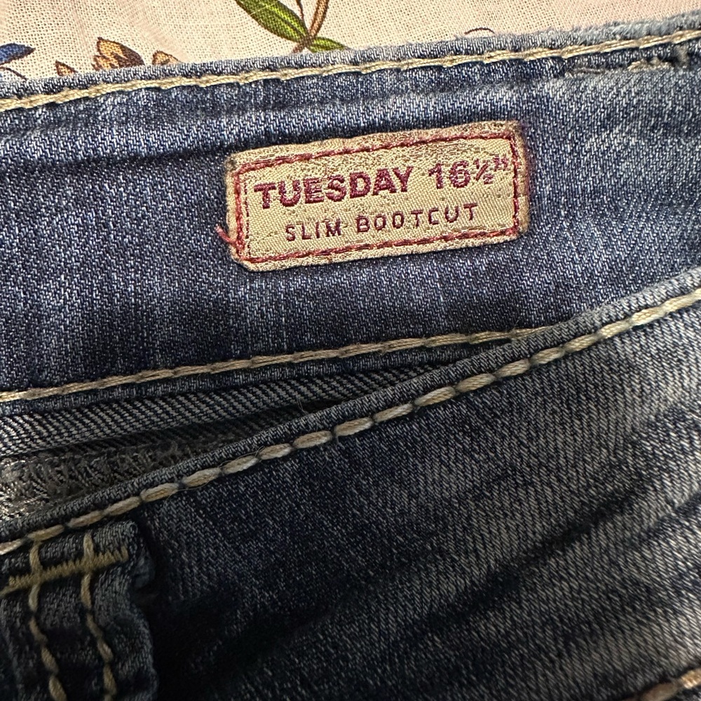 Silver Jeans - Picture 3 of 5